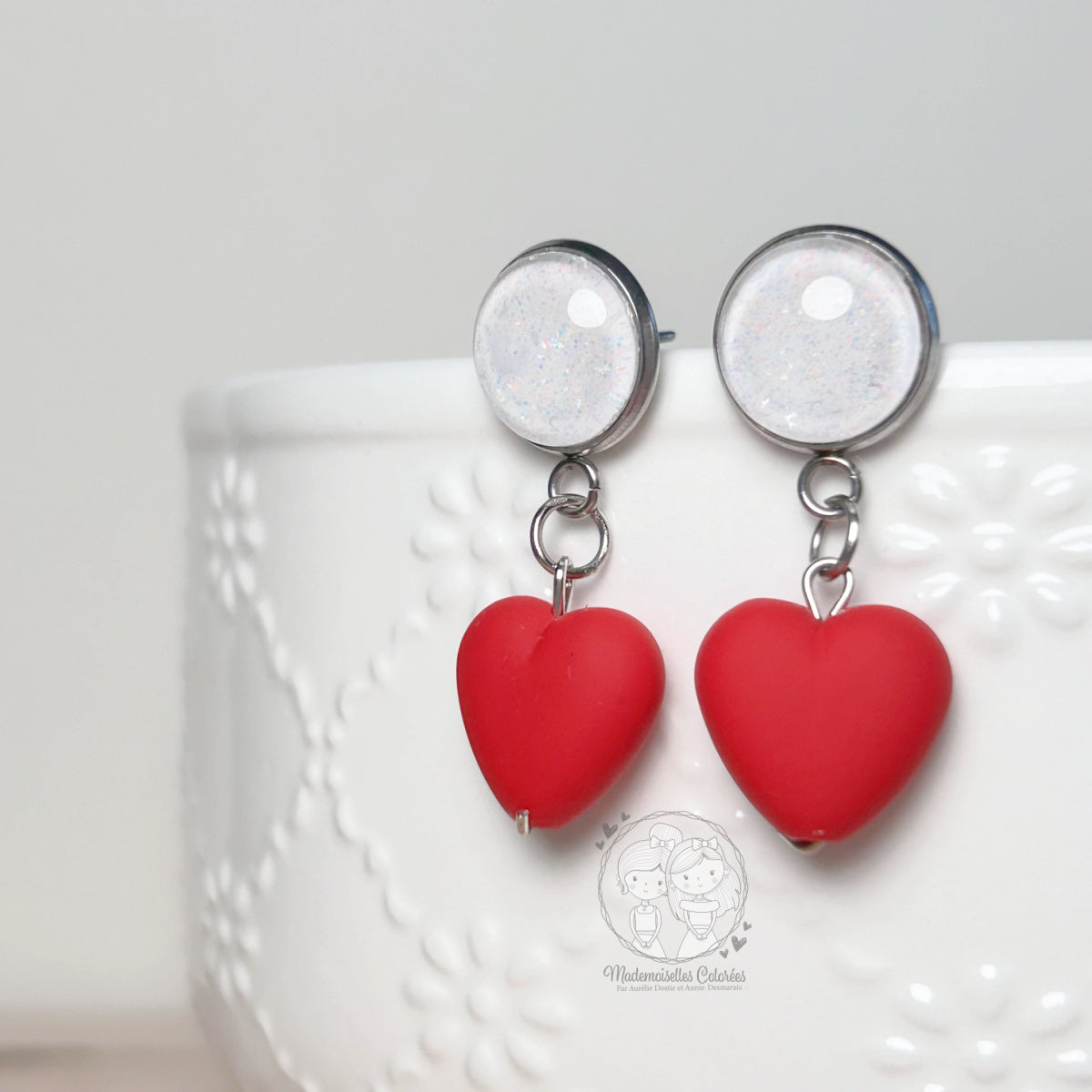 Boucles d'oreilles Pendantes blanches et petits coeurs