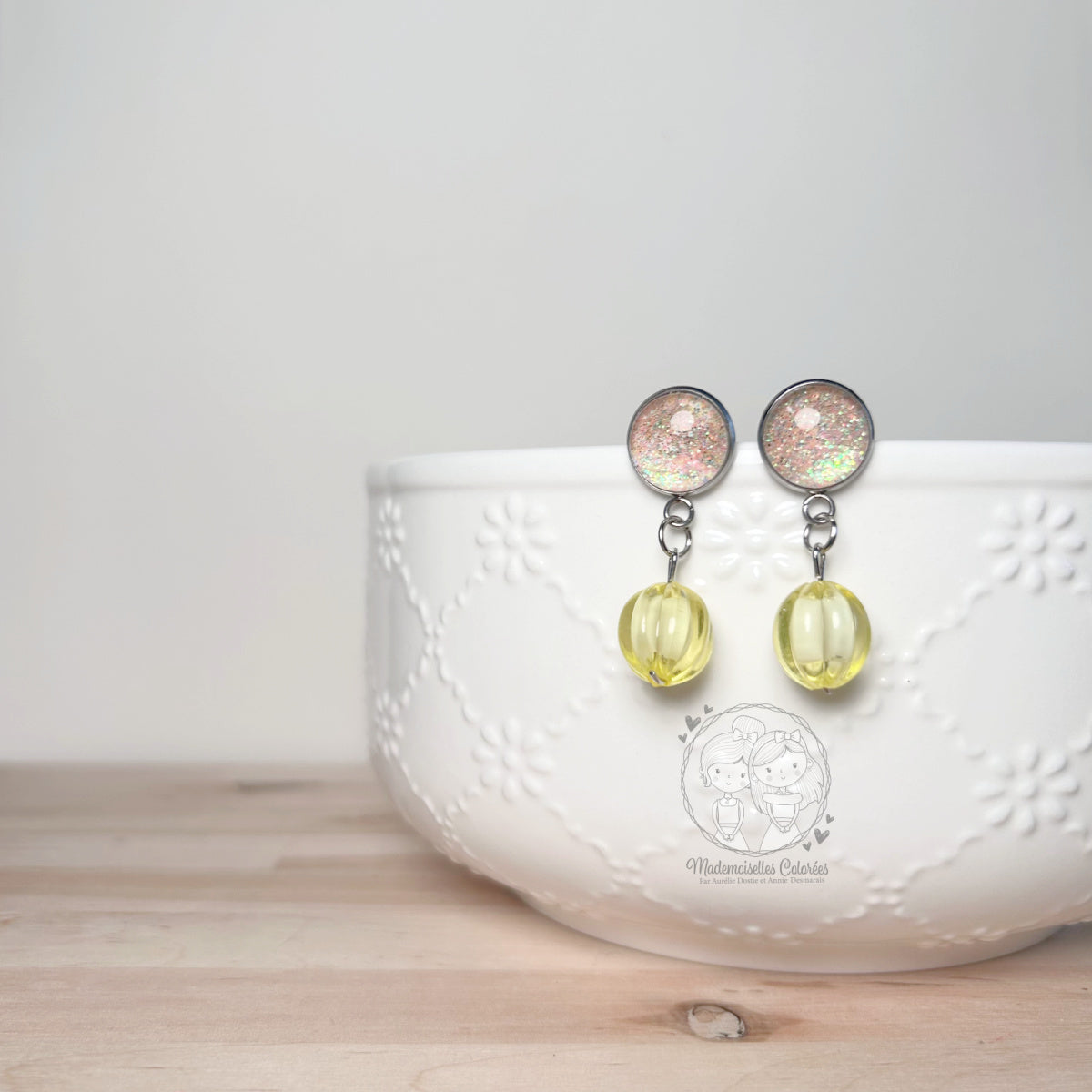 Boucles d'oreilles Pendantes jaunes et paillettes