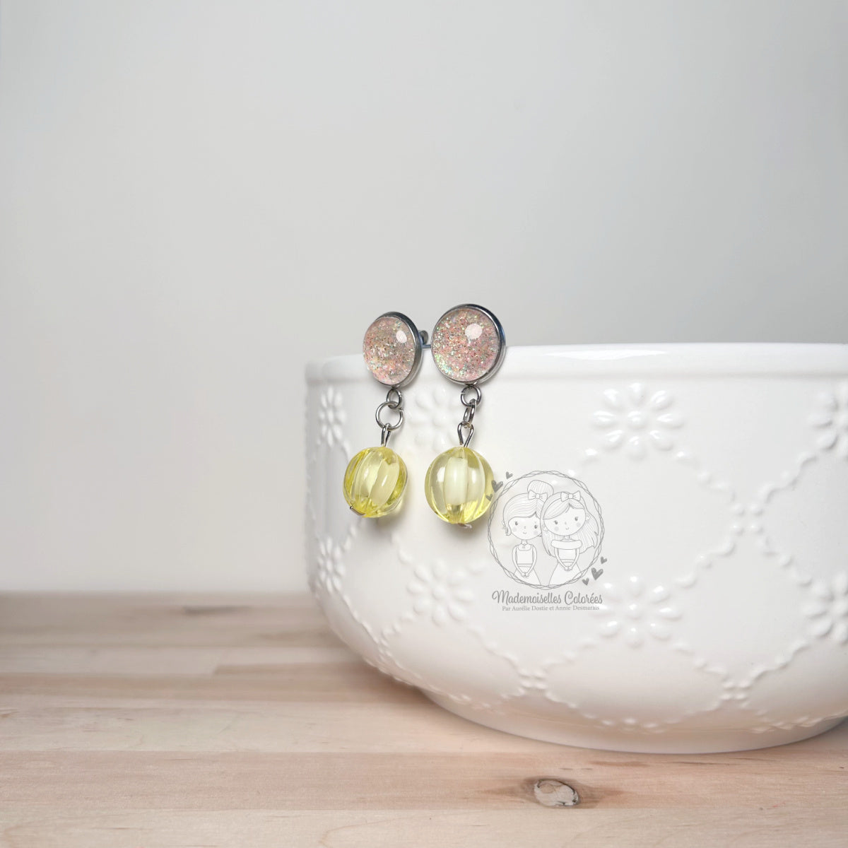 Boucles d'oreilles Pendantes jaunes et paillettes