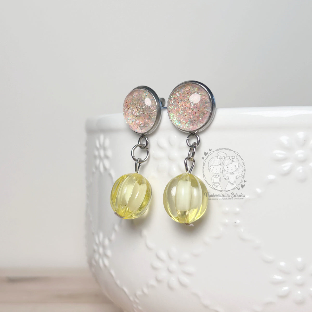 Boucles d'oreilles Pendantes jaunes et paillettes