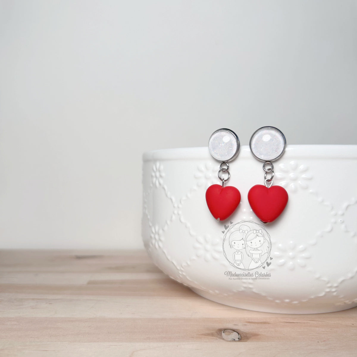 Boucles d'oreilles Pendantes blanches et petits coeurs